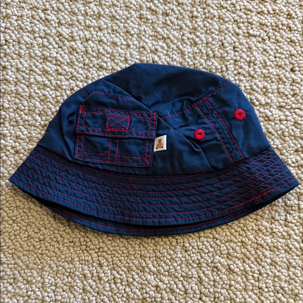 GAP navy bucket hat with red contrast stitching